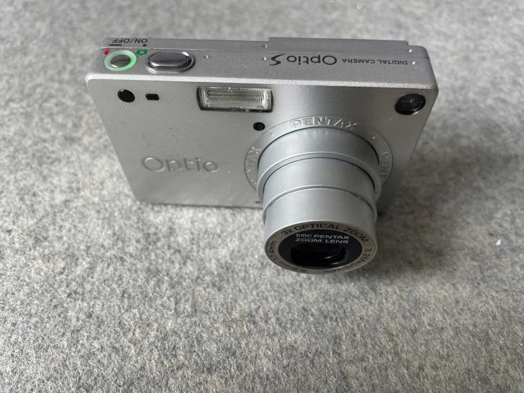 Eine Pentax Optio S Kamera