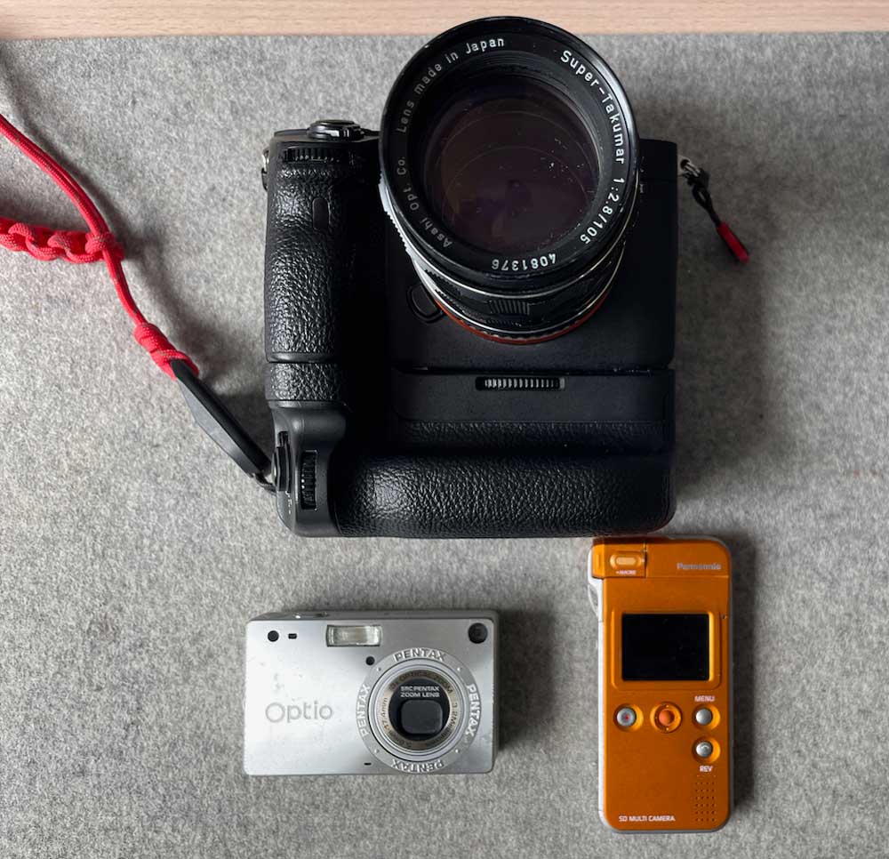 Die Pentax Optio S im Vergleich mit zwei anderen Kameras