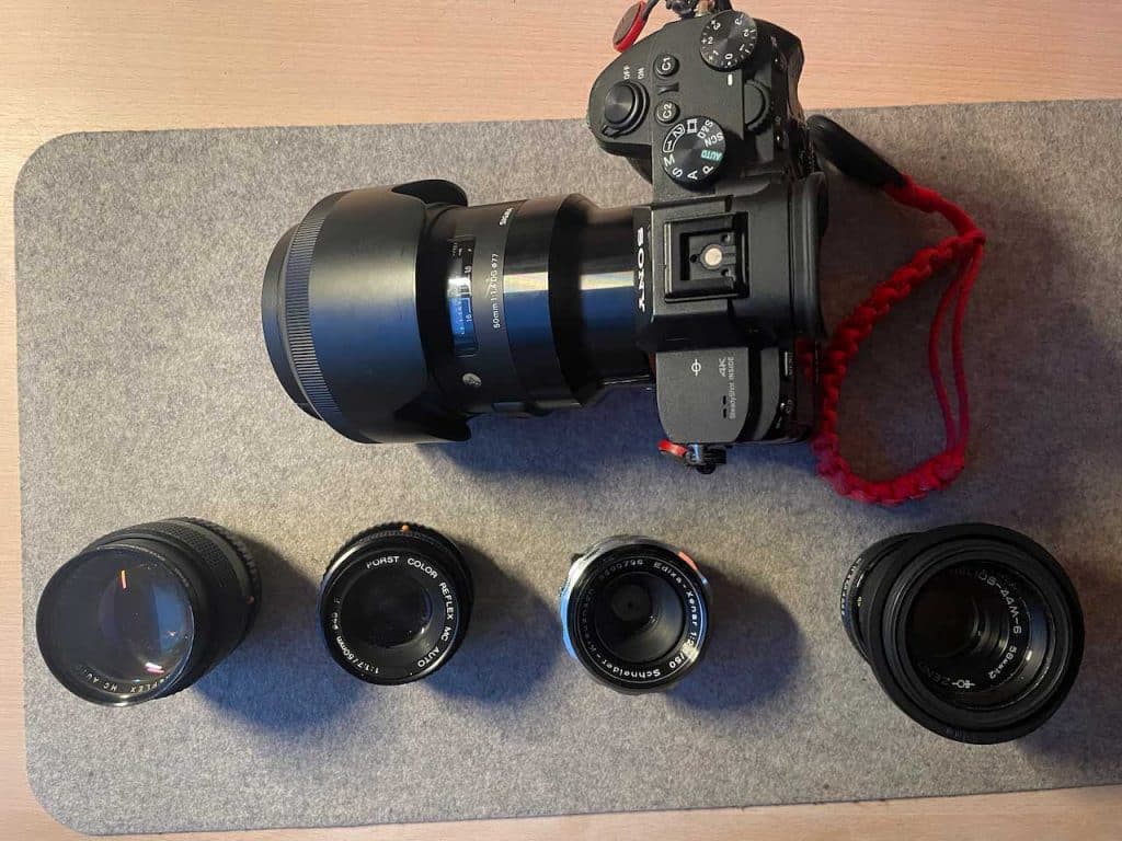 Vier analoge 50mm-Objektive und eine Sony-Kamera