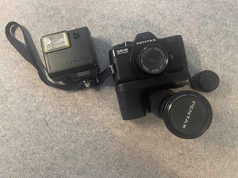 Die Pentax Auto 110 Super mit zwei Objektiven und einem Blitz, von oben fotografiert
