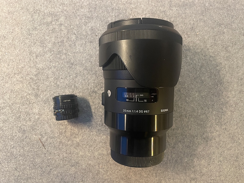 Das Sony 50mm und das Pentax 24mm im Vergleich, sie liegen nebeneinander auf einem Tisch