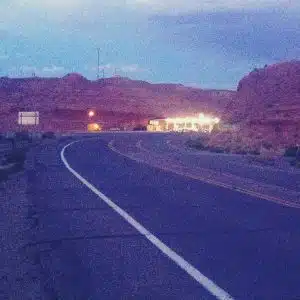 Ein Highway in Amerika im Halbdunkel