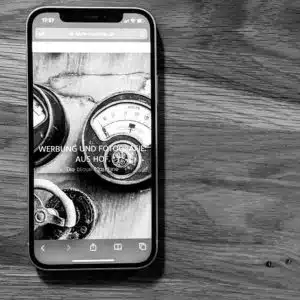 Ein iPhone 12 auf einem Tisch