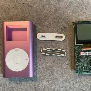 Ein Ipod Mini, der modifiziert wird.