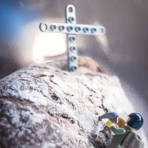 Eine Lego-Figur, die auf ein Brot steigt, das aussieht wie ein Berg