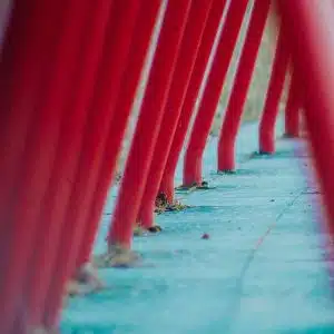 Der Blick durch eine Reihe roter Stangen