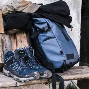 Der Wandrd Prvke 21 auf einer Bank, zusammen mit Wanderschuhen