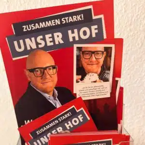 Der Zylinderblog 1 Ein Mann mit einer großer Brille auf verschiedenen Wahlkampfmaterialien